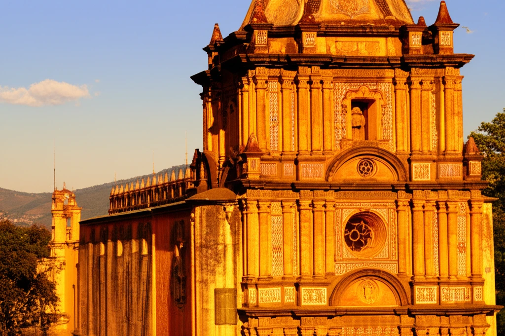 중남미 지도를 배경으로 다양한 문화적 상징이 혼합된 모습